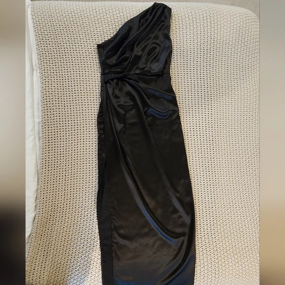 Petal & Pup Black Asymmetrical Ruched Gown - Picture 4 of 6